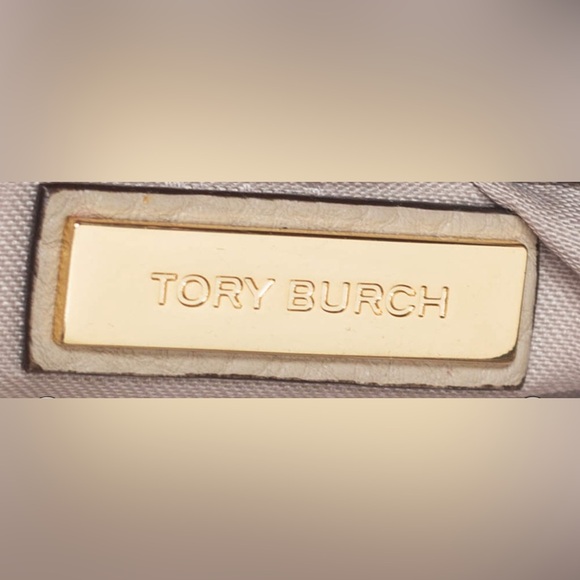 Tory Burch
Tory Burch Beige Leather Double Zip Robinson Crossbody Bag. - Picture 14 of 14